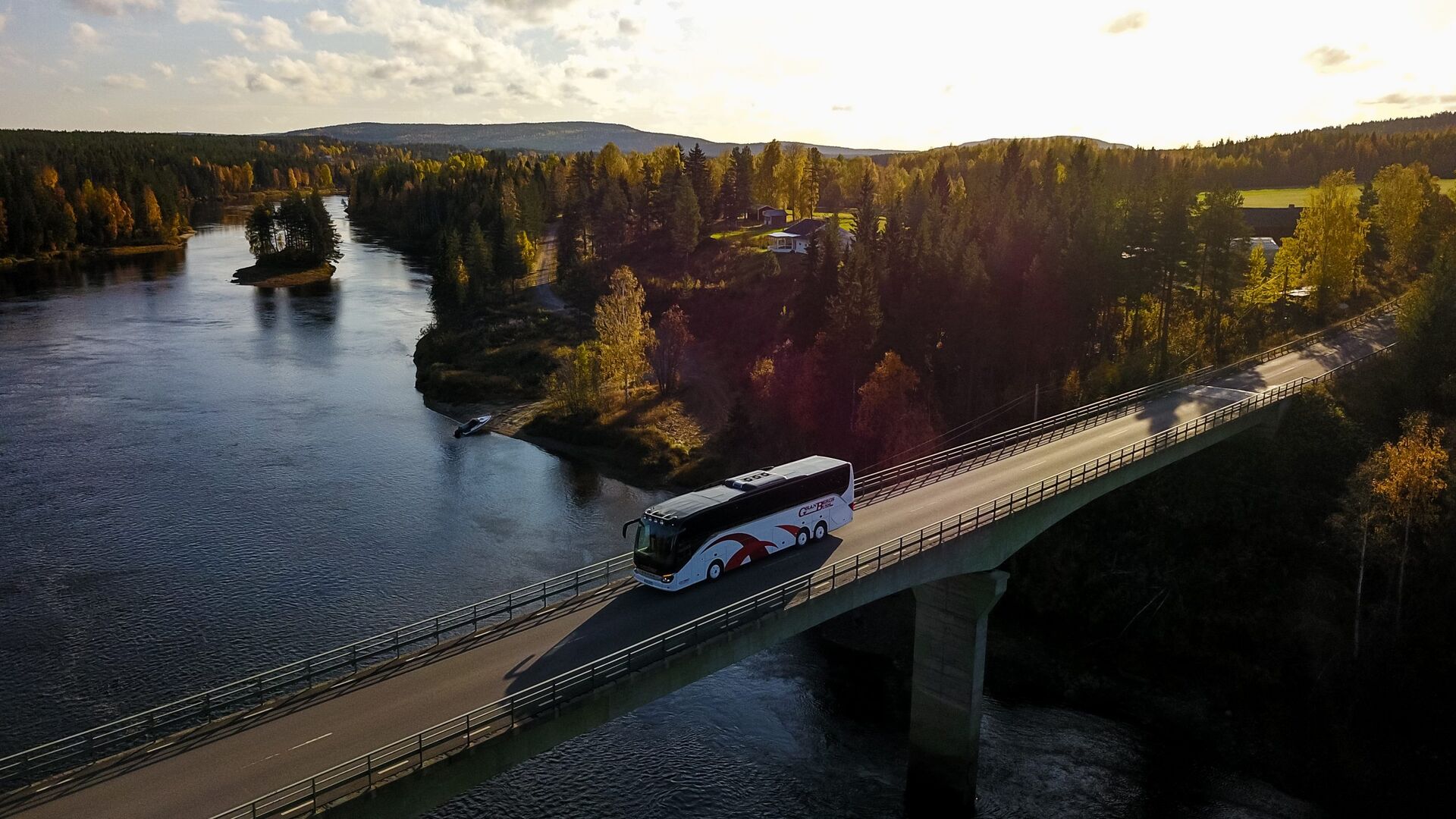 Buss på bro vid älv
