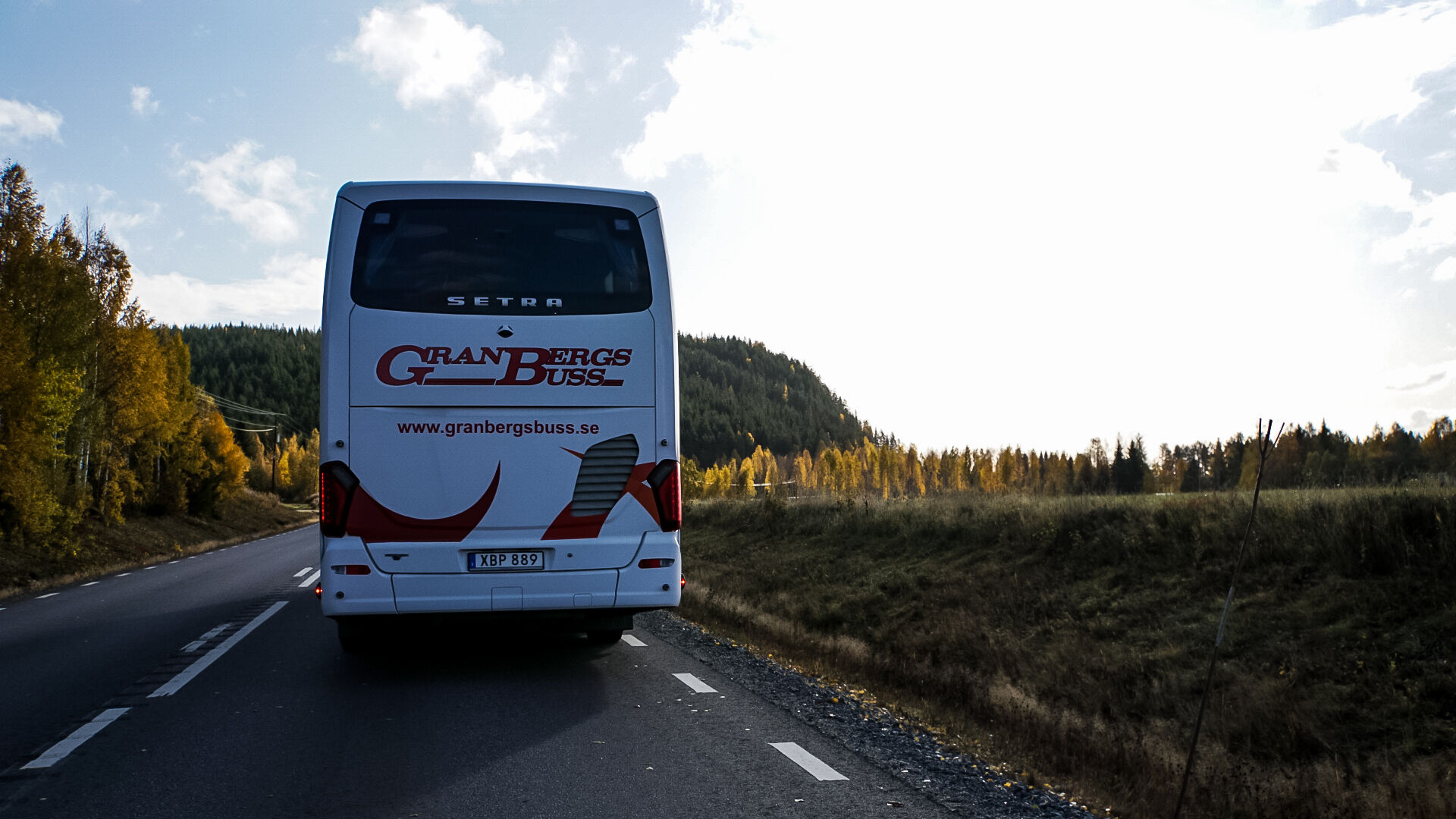 Turistbuss på landsväg